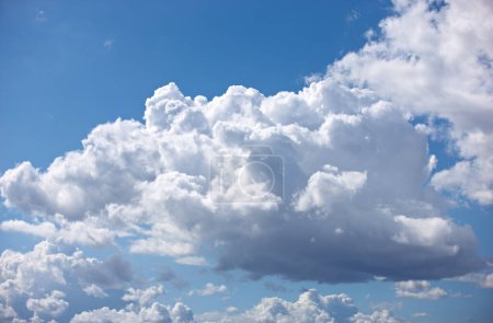 Foto de Naturaleza, espacio y clima con nubes en cielo azul para el cielo, la paz y el medio ambiente. Sol, maqueta y sueño con un paisaje nuboso esponjoso en el aire de ozono para la libertad, el patrón y la meteorología meteorológica. - Imagen libre de derechos