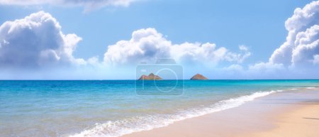 Téléchargez les photos : Plage, l'eau et l'océan paysage avec des nuages dans le ciel ou Voyage à un paradis tropical, vacances de rêve ou des vacances sur l'île, Hawaï, papier peint d'été et se détendre dans la nature, le soleil et les vagues de mer bleue. - en image libre de droit