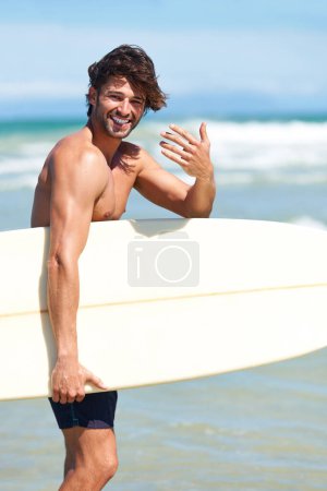 Téléchargez les photos : Portrait, planche de surf et homme à la plage pour venir surfer pendant les vacances d'été, les vacances et les voyages au soleil. heureux mâle surfeur geste mains pour inviter, rejoindre et la liberté de surfer à l'océan. - en image libre de droit