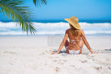 Téléchargez les photos : Tropical, plage et femme se détendre sur l'île sur le sable pour l'aventure, les vacances et les vacances à Maurice. Modèle de voyage, l'océan et le dos de la femme en bikini par la mer pour l'été, les voyages et les escapades. - en image libre de droit