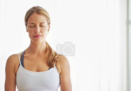Foto de Mujer tranquila, yoga y meditación en espacio de maqueta para el bienestar espiritual, zen o entrenamiento saludable en el hogar. Persona femenina relajada o yogui meditando para el ejercicio de atención plena y la conciencia en la maqueta. - Imagen libre de derechos