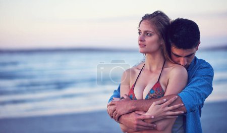 Téléchargez les photos : Les meilleurs moments de la vie sont faits avec amour. un jeune couple affectueux à la plage - en image libre de droit