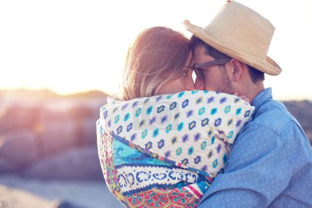 Téléchargez les photos : L'amour nous réchauffera. un jeune couple affectueux à la plage - en image libre de droit