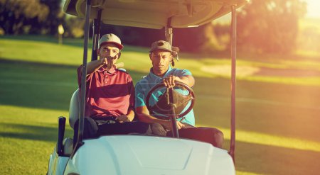 Téléchargez les photos : Notre mode de transport préféré. deux golfeurs en chariot sur un terrain de golf - en image libre de droit
