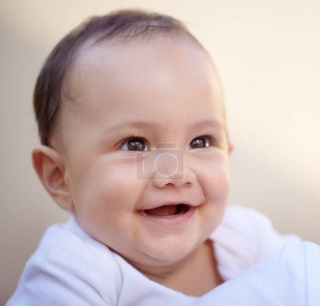 Foto de Cara feliz y cercana de un bebé con una sonrisa y salud para el desarrollo infantil. Felicidad o excitado, la infancia o la risa por diversión y niño sonriendo para la atención médica con risa para la comedia. - Imagen libre de derechos