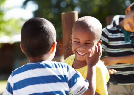 Foto de Zona de juegos, niños felices o amigos en un parque jugando juntos al aire libre en la naturaleza en las vacaciones preescolares. Felicidad, diversidad o diversión niños con una sonrisa riendo, sonriendo o vinculándose en el jardín de infantes. - Imagen libre de derechos