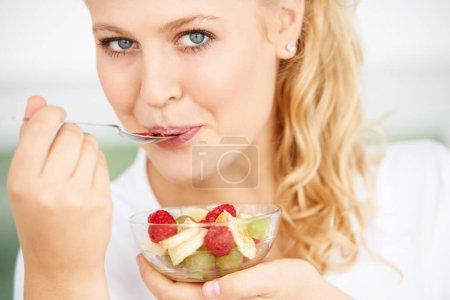 Foto de Frutas, tazón y retrato de comer mujer con comida saludable o desayuno o dieta por la mañana en casa. Nutrición, salud y persona vegana sonrisa y feliz para ensalada, comida y autocuidado. - Imagen libre de derechos