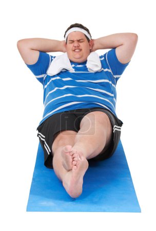 Foto de Aptitud, sobrepeso y hombre haciendo un ejercicio en un estudio para la pérdida de peso, la salud o el bienestar. Deportes, obesidad y grasa persona masculina haciendo un ejercicio corporal sentado en la estera de yoga por fondo blanco aislado - Imagen libre de derechos