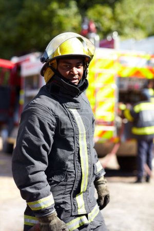 Foto de Seguridad, héroe y retrato de un hombre negro como bombero para servicio, emergencia de incendios y trabajo. Trabajo, profesional y bombero africano en uniforme de seguridad, rescate y carrera sin miedo. - Imagen libre de derechos