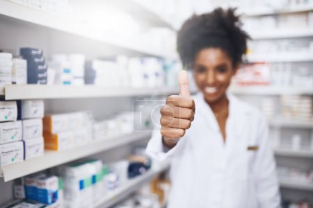 Foto de Tiene mi aprobación profesional. un joven farmacéutico confiado mostrando los pulgares hacia arriba en un químico - Imagen libre de derechos