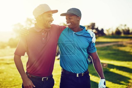 Téléchargez les photos : Pour trouver un homme vrai caractère, jouer au golf avec lui. deux amis debout ensemble sur un terrain de golf - en image libre de droit