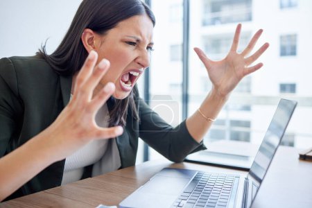 Foto de Salud mental, mujer de negocios gritando a la computadora portátil y en su escritorio en su oficina de trabajo. Estrés o frustrado, enojado y la persona femenina gritar en la PC para la revisión de datos o comentarios en su estación de trabajo. - Imagen libre de derechos