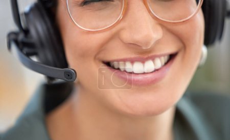 Call Center, Mund und glückliche Frau, Berater oder Berater im Gespräch, virtuelle Kommunikation oder technische Unterstützung. Versicherungsvertreter, Kopfhörer oder Mikrofon der Person, die spricht oder im Kundendienst hilft.