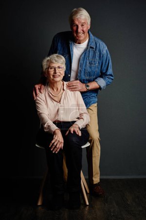 Foto de Ella y yo contra el mundo. Retrato de estudio de una pareja mayor cariñosa posando sobre un fondo gris - Imagen libre de derechos