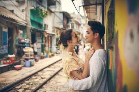 Téléchargez les photos : Je suis amoureux de tout ce que tu fais. un jeune couple partageant un moment romantique dans la ville du Vietnam - en image libre de droit