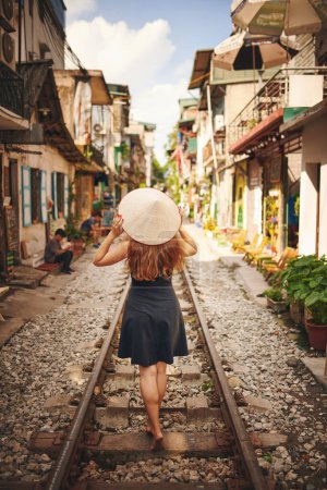 Foto de Viaja, aunque vayas solo. una joven con un sombrero cónico mientras explora una ciudad extranjera - Imagen libre de derechos