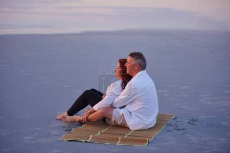Téléchargez les photos : Vivre dans la voie lente. un couple d'âge mûr se relaxant ensemble sur la plage - en image libre de droit