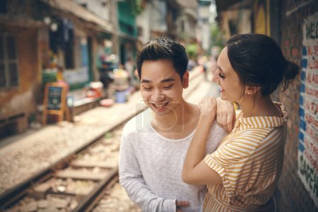 Téléchargez les photos : Le genre d'amour pour lequel on vit. un jeune couple partageant un moment romantique dans la ville du Vietnam - en image libre de droit