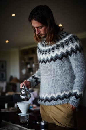Foto de Lifebut primero, café. un joven preparando café en su cocina - Imagen libre de derechos