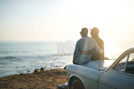Téléchargez les photos : Les road trips nous emmènent toujours à la plage. un jeune couple faisant une halte à la plage lors d'un road trip - en image libre de droit