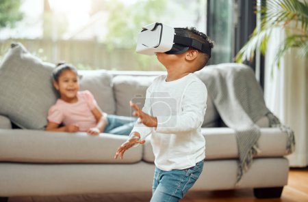 Téléchargez les photos : Jeune garçon avec lunettes VR, jeu et métaverse avec technologie futuriste, simulation d'expérience enfant à la maison familiale. Enfant mâle dans le salon avec jeux vidéo, réalité virtuelle et technologie future. - en image libre de droit