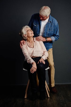 Foto de Siempre estaré aquí mismo. Estudio de una pareja de ancianos cariñosos posando sobre un fondo gris - Imagen libre de derechos