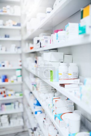 Foto de Tenemos lo mejor. estantes provistos de varios medicamentos en una farmacia - Imagen libre de derechos