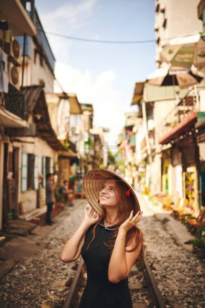 Foto de No recuerdo una época en la que no soñaba con explorar. una joven con un sombrero cónico mientras explora una ciudad extranjera - Imagen libre de derechos