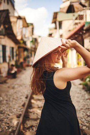 Foto de Estoy aquí afuera disfrutando de las vistas. una joven con un sombrero cónico mientras explora una ciudad extranjera - Imagen libre de derechos