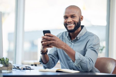 Foto de Hombre negro en la oficina, retrato y redes sociales en el teléfono inteligente con sonrisa, almuerzo y comunicación. Empleado masculino en el lugar de trabajo, usando teléfono y tecnología, aplicación móvil y contacto con chat. - Imagen libre de derechos