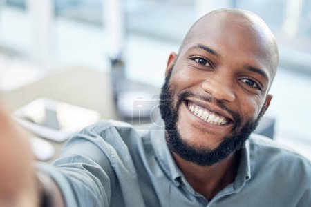 Téléchargez les photos : Selfie heureux et affaires avec l'homme noir au bureau pour les médias sociaux, réseau ou professionnel. Sourire, bonheur et fierté avec portrait de l'employé masculin et image pour entrepreneur, créatif ou fierté. - en image libre de droit