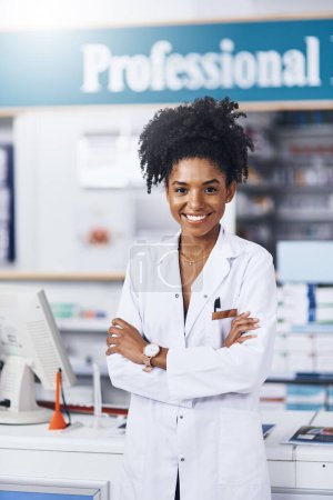 Téléchargez les photos : Venez demander des conseils professionnels. Portrait d'une pharmacienne debout les bras croisés dans un chimiste - en image libre de droit