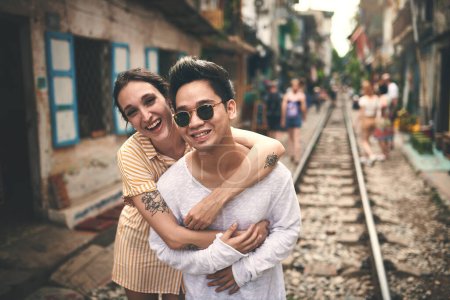 Foto de Nunca dejes ir a quien amas. una joven pareja compartiendo un momento romántico en las vías del tren en las calles de Vietnam - Imagen libre de derechos