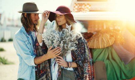 Téléchargez les photos : Même ses cadeaux sont élégants. jeune couple hipster debout à côté d'un camping-car - en image libre de droit