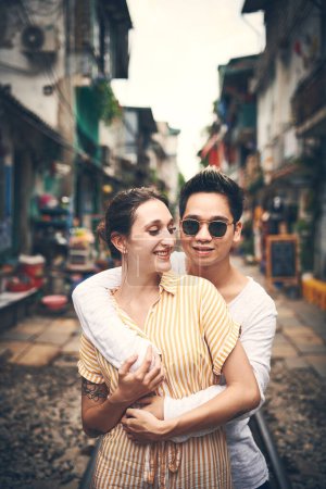 Foto de Mi amor es el mejor compañero de viaje. una joven pareja compartiendo un momento romántico en la ciudad de Vietnam - Imagen libre de derechos
