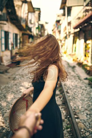 Foto de Viajar es la aventura definitiva. una mujer tirando de su pareja por la mano mientras explora una ciudad extranjera - Imagen libre de derechos