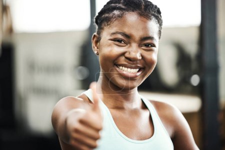 Foto de Gracias, retrato de mujer negra con los pulgares hacia arriba y en el gimnasio feliz por el entrenamiento. Éxito o logro, apoyo o sonrisa y atleta africana con mano emoji para motivación o fitness - Imagen libre de derechos