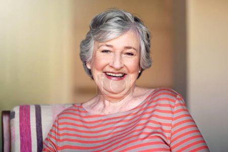 Téléchargez les photos : Portrait, femme heureuse et âgée en maison de retraite, détendez-vous dans le salon ou souriez à la retraite. Dame âgée, bonheur et grand-mère en bonne santé riant de drôle, blague ou liberté de la vie à la retraite. - en image libre de droit