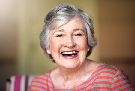 Téléchargez les photos : Portrait, maison de retraite et heureuse femme âgée dans le salon, riant dans la maison ou se détendre à la retraite. Dame âgée, le bonheur et la personne en bonne santé rire de drôle, blague ou liberté de la vie à la retraite. - en image libre de droit