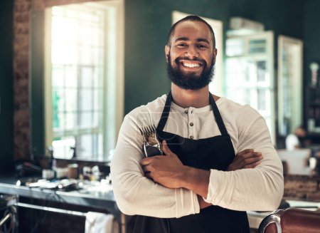 Téléchargez les photos : Barbier, coiffeur sourire et homme noir portrait d'un entrepreneur avec tondeuse à barbe. Salon, travailleur professionnel et homme face au bonheur de la petite entreprise et salon de beauté. - en image libre de droit