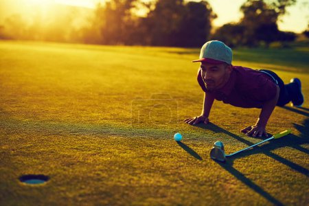 Foto de El golf es una experiencia de cuerpo completo. un joven mirando el putt durante una ronda de golf - Imagen libre de derechos