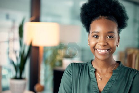 Foto de Retrato, sonrisa y mujer negra, diseñadora o creativa en el trabajo de oficina. Feliz, cara y africana empresaria o profesional del diseño de Sudáfrica con orgullo para la carrera de negocios en la noche. - Imagen libre de derechos