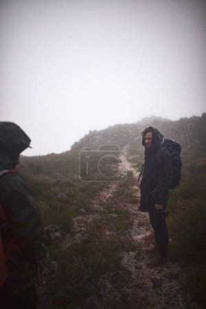 Téléchargez les photos : La nature doit être explorée. deux amis en randonnée dans les montagnes par une journée brumeuse - en image libre de droit