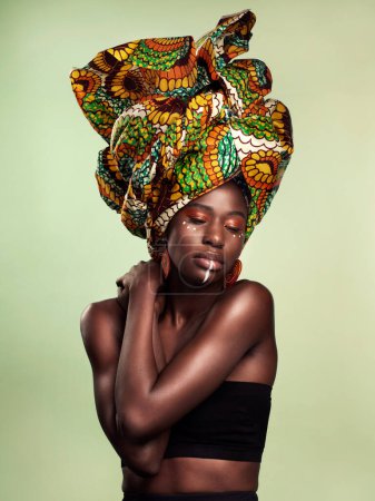Téléchargez les photos : Beauté, mode femme noire et cosmétiques avec enveloppement de tête africaine et maquillage en studio. Isolé, fond vert et jeune femme avec une écharpe de cheveux traditionnelle avec confiance et culture. - en image libre de droit