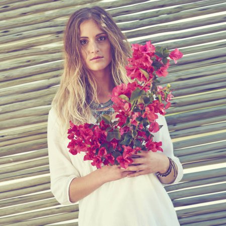 Téléchargez les photos : Fleur enfant fashionista. une jolie jeune femme tenant un bouquet de fleurs fraîches - en image libre de droit