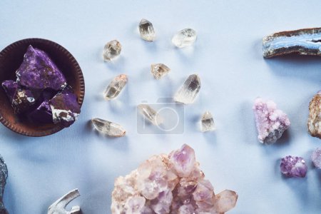 Téléchargez les photos : Qui a besoin de diamants quand on en a. Plan grand angle d'une table remplie de différents types de cristaux à l'intérieur pendant la journée - en image libre de droit