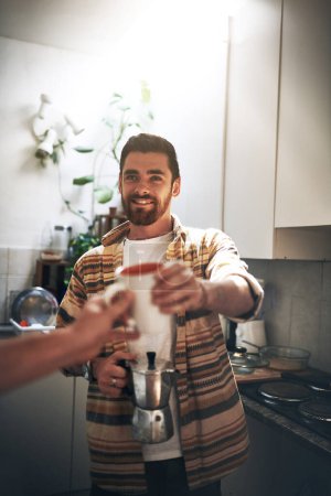 Foto de ¿Por qué gracias amigo. POV toma de un hombre irreconocible recibiendo una taza de café dentro de la cocina durante el día - Imagen libre de derechos