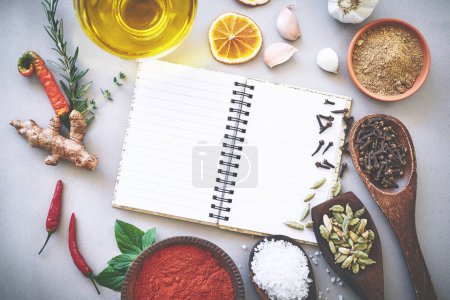 Téléchargez les photos : Maîtriser la magie de la cuisine avec des herbes et des épices. un assortiment d'épices - en image libre de droit