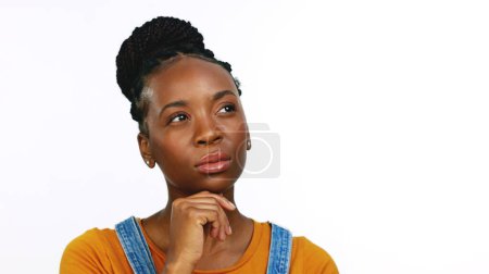 Foto de Pensamiento, duda y retrato de una mujer negra con una idea aislada sobre un fondo blanco en el estudio. Piensa, planifica y chica africana con una solución, reflexiva y contemplativa sobre un telón de fondo. - Imagen libre de derechos