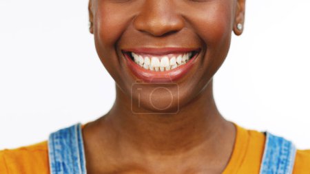 Téléchargez les photos : Femme noire, dents et sourire pour les soins dentaires, le blanchiment ou les soins de santé sur fond de studio blanc. Heureuse femme afro-américaine isolée souriant pour la dent, la bouche ou la gencive et l'hygiène buccodentaire. - en image libre de droit